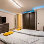One-Bedroom Apartment In The Heart Of Budapest, Rakoczi