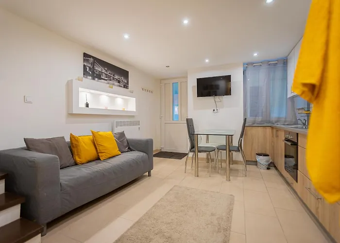 One-Bedroom Apartment In The Heart Of Budapest, Rakoczi